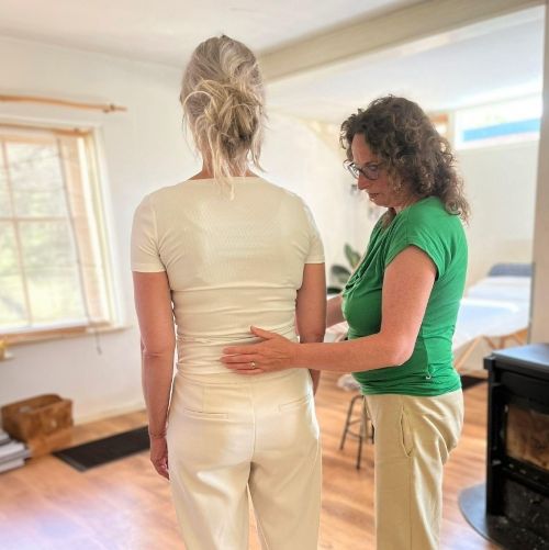 Esther Terpstra van Praktijk de Andere Kant aan het werk - Holistische therapie Zutphen